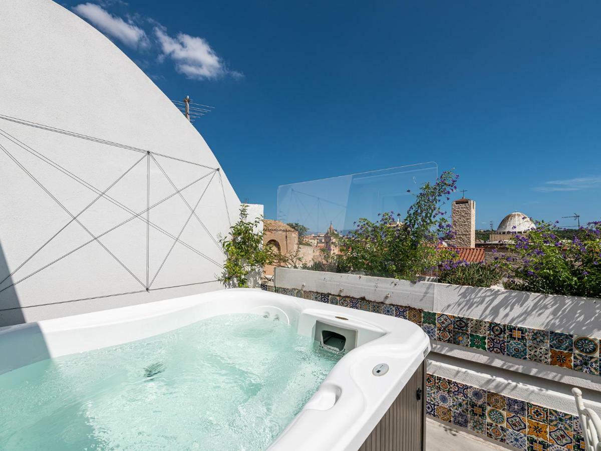 "Bea'S Terrace" - Private Jacuzzi And Panoramic Rooftop In The City Centre Cagliari Bagian luar foto